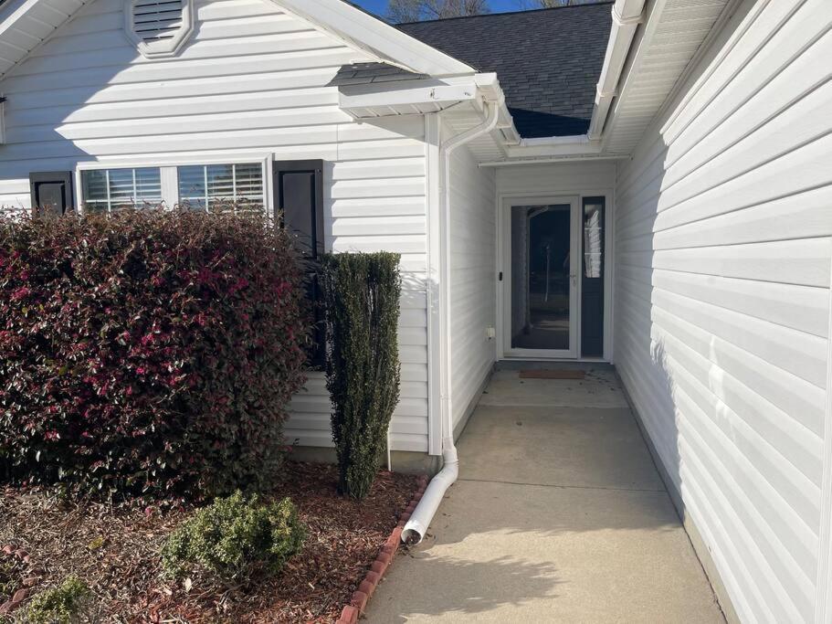 Adorable 3Br/2Ba W/ Garage 2Min Walk Ecu Health Βίλα Γκρίνβιλ Εξωτερικό φωτογραφία